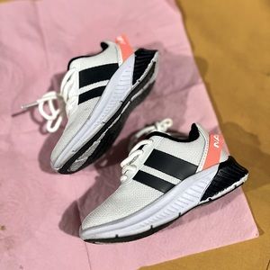 Size 6c toddler Nautica sneakers. Lightly worn DOES NOT HAVE BOX- sorry